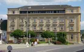 Das Gerichtsgebäude Korneuburg wird in Zukunft gemischt genutzt: Neben einem großzügigen Handels- und Gastronomiebereich sind auch Büros und Wohnungen geplant. Auch der Betrieb eines Hotels ist noch nicht vom Tisch.